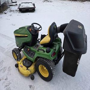 Tracteurs à gazon John Deeree X500 de qualité supérieure pour une coupe d'herbe fluide et une utilisation extérieure fiable, conçus pour une puissance durable - Product Image 2