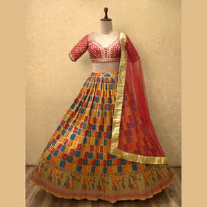 Fantaisie Tendance Banarasi Lehenga en moutarde avec un ton orange avec un beau travail Zari pour tous Look festif de l'Inde en gros - Product Image 1