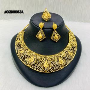 Nouvelle femme Design collier ensemble plaqué or en ligne bijoux de mode un gramme bijoux en laiton avec boîte chaîne et motif de fleurs - Product Image 1