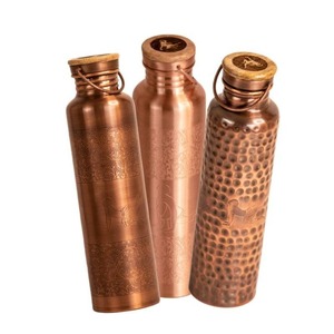 Botella de cobre de primera calidad con acabado suave y boca ancha hecha para limpieza de desintoxicación y rutinas de vida sostenibles - Product Image 5