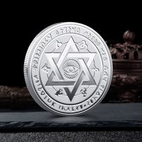 Pièce commémorative personnalisée par le fabricant, en argent et or, représentant une pyramide grecque antique, un dieu soleil égyptien et une reine