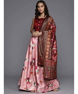 Indian Festival Wear One Piece LachaCholi pour femme en rose avec chemisier en velours imprimé - Product Image 2