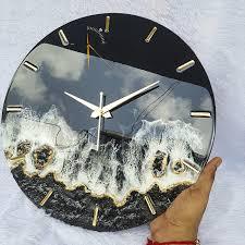 Horloge murale en résine de haute qualité avec touche artistique pour la décoration intérieure et les cadeaux disponibles à des prix abordables - Product Image 2