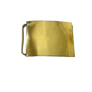Este producto es una hebilla de cinturón rectangular de latón macizo. - Product Image 1