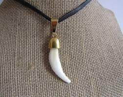 Letest Design Bone Neckless con metales colgantes y cadena de hierro y colgantes Joyas de colección únicas para mujer y hombre - Product Image 4