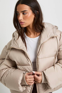 Chaqueta Acolchada de Punto Personalizada para Mujer, Precios de Fábrica OEM, Chaqueta Informal Transpirable Hecha en Pakistán - Product Image 3