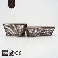 Table basse contemporaine au design unique et artistique, table basse en bois massif fabriquée à la main avec base en acier inoxydable