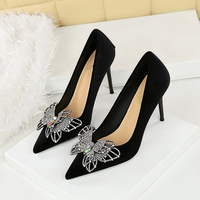 Chaussures à talons de créateur OEM Sandales à talons élégantes en velours Escarpins pour femmes Décoration colorée à double nœud Logo personnalisé Couleurs Talons