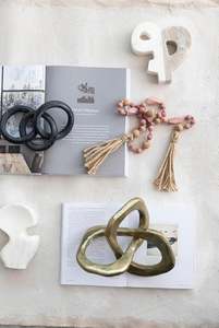 Sculpture de table en métal attrayant en laiton AK en or fini Sculpture moderne pour la décoration intérieure/décor de bureau - Product Image 2