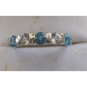 Anillo de Oro con Incrustaciones de Topacio Azul Suizo y Blanco - Product Image 1