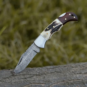 Cuchillo plegable hecho a mano en acero de Damasco con mango de cuerno y madera, con funda de cuero. - Product Image 4
