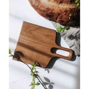 Tabla de cortar de madera de grano profundo de alta calidad para exhibir la excelencia culinaria en la presentación de la cocina o el comedor - Product Image 6