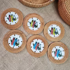 Posavasos redondos coloridos de ratán, accesorios de cocina resistentes al calor con motivo de nácar y concha de Vietnam - Product Image 3