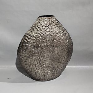 Jarrón decorativo de Metal martillado niquelado de moda, acento contemporáneo perfecto para su hogar de Indian Home Craft - Product Image 3