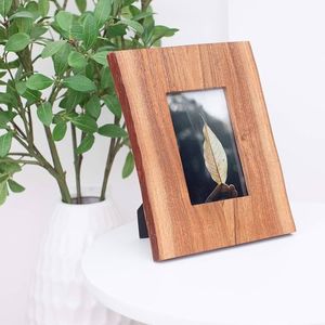 Marco de fotos de madera de primera calidad con acabado pulido suave, perfecto para ideas de decoración de interiores modernas. - Product Image 3