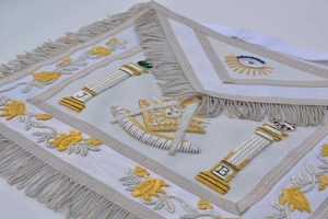 Tablier en cuir brodé avec décoration en dentelle et collier en chaîne de la meilleure qualité du maître maçonnique - Product Image 5