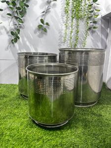 Macetero de acero plateado elegante duradero de diseño elegante para flores artificiales para uso en el jardín - Product Image 4