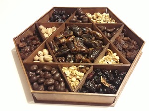 Plateau en forme d'hexagone avec un design élégant parfait pour servir des bonbons aux fruits secs Khajoor et un présentoir de table festif - Product Image 3