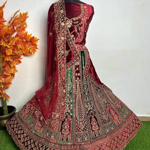 Elegante conjunto de Lehenga nupcial de terciopelo con bordado de lentejuelas Choli largo doble Dupatta y capa de lata pesada para bodas indias - Product Image 1