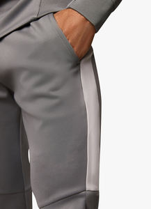 Survêtement gris OEM en gros Poignets et ourlet côtelés Deux poches latérales zippées Survêtement de jogging respirant fabriqué au Pakistan - Product Image 6