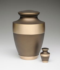 Elegante urna de cremación de latón para cenizas humanas, pieza de tributo conmemorativo para los seres queridos de honor funerario - Product Image 1