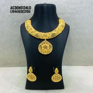 ชุดสร้อยคอสั้นสำหรับผู้หญิงดีไซน์ทันสมัยมาใหม่พร้อมต่างหูชุบทอง18K หนึ่งกรัม - Product Image 1