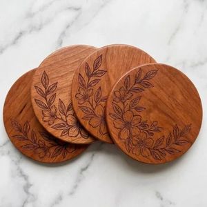 Sous-verre rond en bois d'acacia avec gravure Fleur - best-seller - vente en gros - Product Image 2