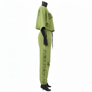 Conjunto de Pantalones Deportivos y Top Corto de Felpa de Algodón Premium de 320 GSM para Mujer, Color Verde Oliva, con Estampado de Logotipo Personalizado - Product Image 3