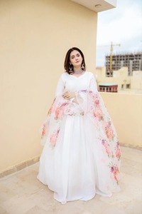 Robe longue Anarkali en mousseline de soie de qualité supérieure pour femmes, tenue traditionnelle pour mariage, fête et occasions festives - Product Image 2