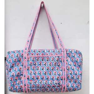 Bleu léger Durable compagnon de voyage Gym sac de sport bloc à main imprimé et matelassé Style Sport élégant pour un usage quotidien le week-end - Product Image 1