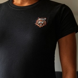 Camiseta Casual de Manga Corta para Mujer, 100% Algodón Peinado de Primera Calidad, Logotipo Bordado Personalizado, Cuello Redondo - Product Image 6