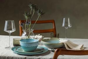 Ensemble d'assiettes en céramique Aqua Teal, finition émaillée mouchetée, légères mais robustes, idéales pour les tables décontractées et les tables de haute couture - Product Image 4