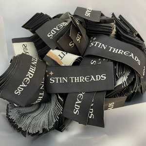 Étiquette de tissu de vêtement personnalisée 100 pièces 2x5cm extrémité/centre de pli Étiquette tissée de haute qualité pour vêtements Logo de marque estampage à chaud - Product Image 3