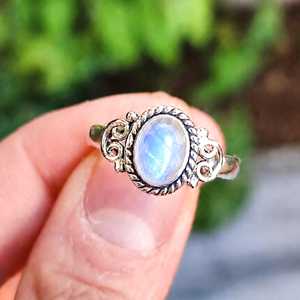 Anillo de piedra lunar arcoíris, plata de ley, gema ovalada, joyería bohemia - Product Image 2