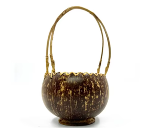 Vase décoratif avec coquille de noix de coco Décoration intérieure écologique faite à la main pour intérieurs de style naturel et tropical - Product Image 1