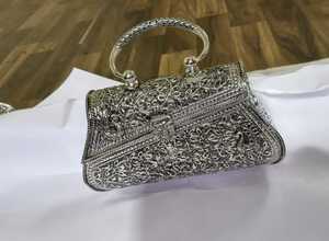 Bolsos de Mano de Latón Hechos a Medida, Plateados, con Borlas y Relieve, Diseño Clásico Informal para Reventa en Tiendas de Accesorios de Moda - Product Image 3