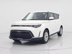Kia Soul LX Hatchback 2025 BLANCO, Vista Frontal con Rejilla de Panal y Faros LED - Product Image 2