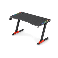 Bureau de jeu moderne avec plateau de 1400 x 600 mm, panneau E0 de 18 mm et détails de renforts rouges pour usage professionnel
