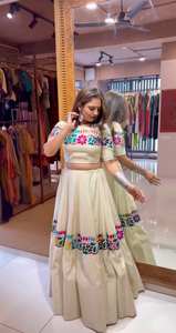 Eleva tu estilo Navratri con un exquisito lehenga de otros materiales y un intrincado trabajo de bordado Gamathi, ropa moderna para fiestas. - Product Image 5
