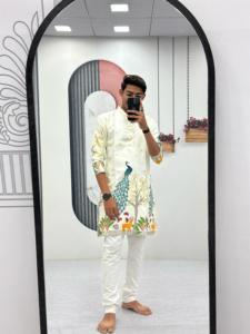 Kurta de haute qualité et au design haut de gamme pour les garçons d'honneur, vêtements ethniques assortis pour les fonctions de mariage disponibles en grande quantité - Product Image 3