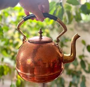 Hervidor de cobre pesado hecho a mano con acabado pulido ideal para la preparación elegante del té y el diseño interior rústico del hogar - Product Image 3