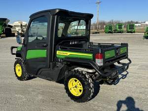 Véhicule utilitaire 4x4 puissant John Deere Gator XUV 835R de haute qualité, polyvalent et durable pour l'agriculture et le transport - Product Image 5