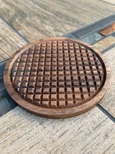 Vente en gros de lot de 4 tapis de tasse en bois d'acacia marbré, forme carrée décorative, sous-verres en bois de 10mm d'épaisseur pour boissons - Product Image 2