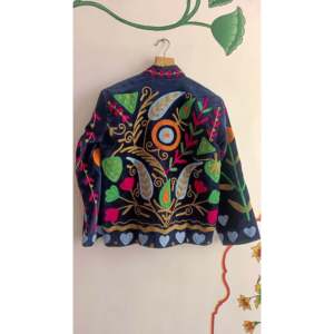 Veste pour femme en velours tricoté réversible avec broderie florale Suzani faite à la main, doublure en coton, hiver, Midnight Garden - Product Image 2