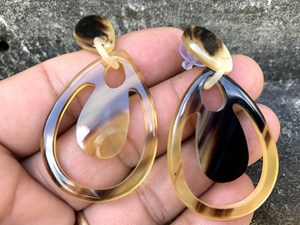 Boucles d'oreilles en corne de buffle artisanales indiennes écologiques en gros, style animalier tendance, finition naturelle, technique polie, artisanat - Product Image 4