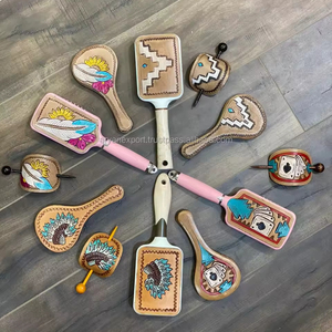 Western Cowgirl Vanity Set Mano Tooled Cuero Mujeres Accesorio para el cabello Palillo para el cabello Espejo cosmético Cepillo de cuero Mujeres Juegos de regalo - Product Image 3