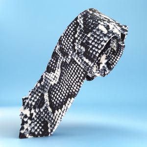 Corbata de moda delgada con estampado de piel de serpiente en blanco y negro - Product Image 1