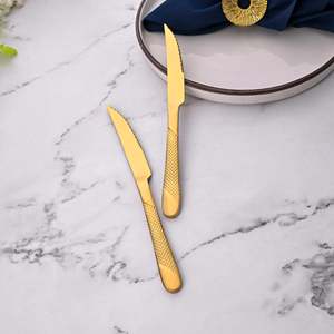 Juego de 2 Cuchillos de Acero Inoxidable Color Oro Radiante para Bodas - Product Image 1