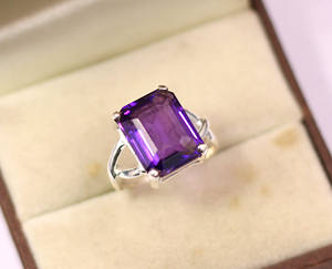 แหวนเงินแท้ 925 ชุบโรเดียม ประดับพลอยอเมทิสต์สีม่วง ฝังแบบมินิมอล ทำด้วยมือ - Product Image 5