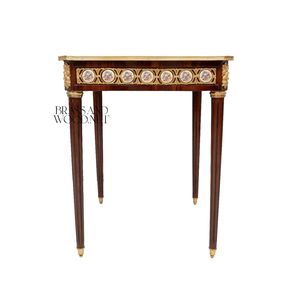 โต๊ะข้างทรงสี่เหลี่ยมหรูหรา พร้อมลวดลายเรขาคณิตประณีต ตกแต่งด้วยเหรียญพอร์ซเลนเพ้นท์มือ และของตกแต่งทองเหลืองสไตล์พระราชวัง - Product Image 2